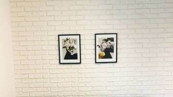 2 habitaciones, tabla de planchar con plancha y cuna de viaje