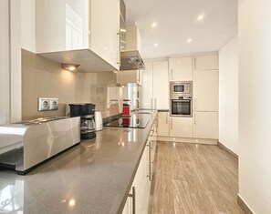 Kjøleskap, mikrobølgeovn, ovn og oppvaskmaskin