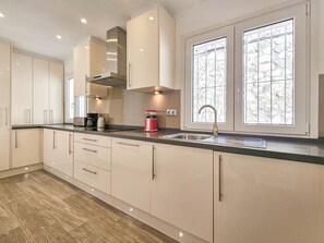 Réfrigérateur, four à micro-ondes, un four, surface de cuisson