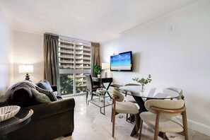 TV, offices - Grove Cove - Pool, Parking, Central Coconut Grove (Miami)