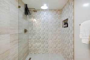 Douche, séchoir à cheveux, serviettes fournies, shampooing
