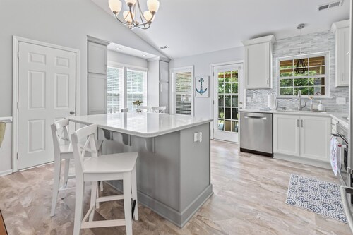 Private Saltwater Pool, No Stairs, Sleeps 8, Bunk Bed, Games, Gym, Near Beaches!