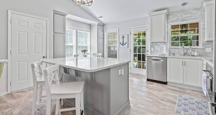 Private Saltwater Pool, No Stairs, Sleeps 8, Bunk Bed, Games, Gym, Near Beaches!