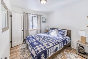 3 quartos, ferros/tábuas de passar roupa, berço de viagem