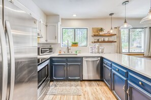 Geladeira, micro-ondas, fogão, cooktop