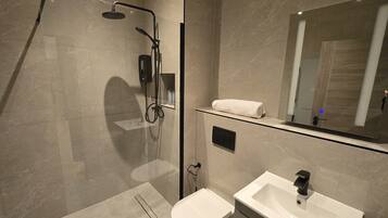 Secadora de cabello, toallas, jabón, shampoo