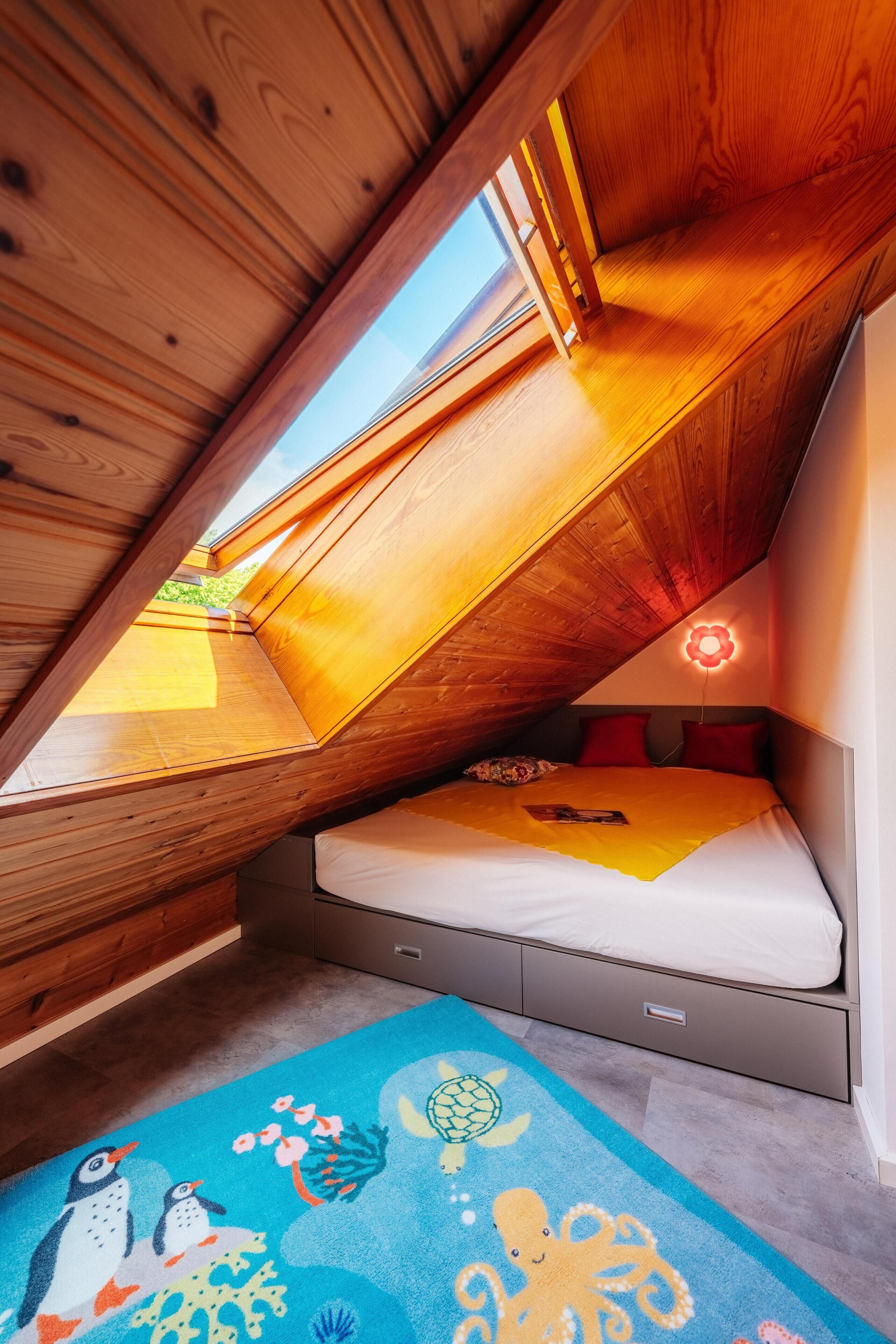 2 slaapkamers, een strijkplank/strijkijzer, reisbedje