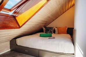 2 bedrooms, iron/ironing board, travel crib