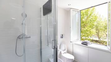 Asciugacapelli, bidet, asciugamani, sapone