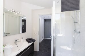 吹风机、坐浴桶、毛巾、肥皂