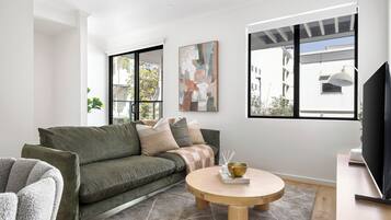 Apartemen, 2 kamar tidur, balkon | Area keluarga | TV layar datar