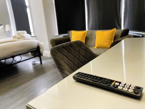 1 habitación, escritorio, tabla de planchar con plancha y wifi 