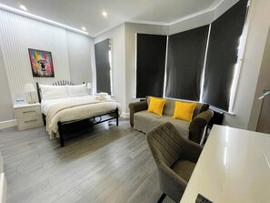 1 habitación, escritorio, tabla de planchar con plancha y wifi 