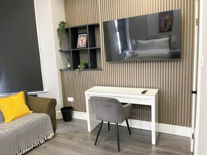 Interior - Luxury King Size Room In Guest House | Vibrant London (London)