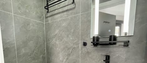 Séchoir à cheveux, serviettes fournies, savon, shampooing