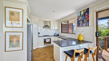 Kühlschrank, Ofen, Wasserkocher mit Kaffee-/Teezubehör