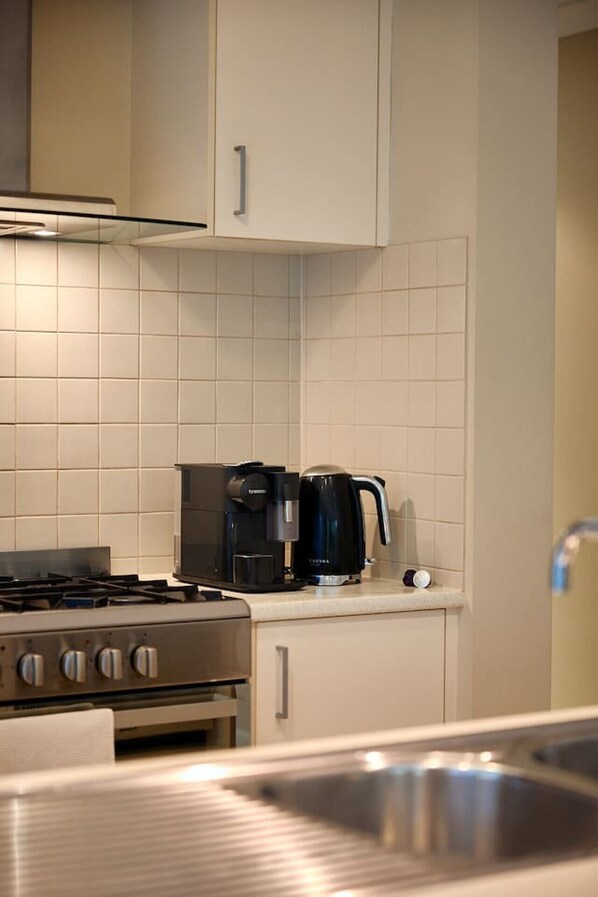 微波炉、茶具/咖啡用具、高脚椅、厨具/餐具