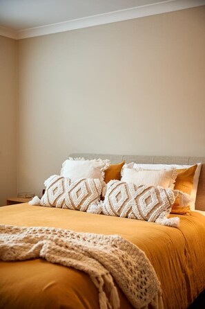 3 habitaciones, tabla de planchar con plancha, wifi y ropa de cama 