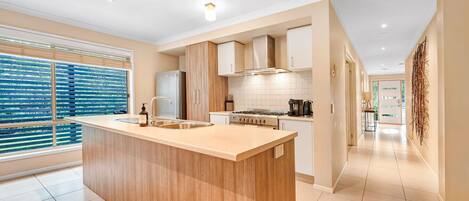 微波爐、咖啡機/沖茶器、高腳椅、廚房用具/餐具/器皿