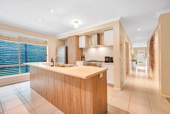 Microondas, cafetera/tetera, silla alta para bebés, utensilios de cocina