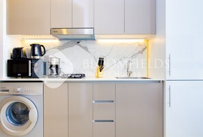 Fridge, microwave, oven, coffee/tea maker - Bloomfields STU Riviera Skies In Meydan (Dubai)