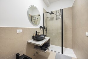 Luxury Room, 1 King Bed, Private Bathroom, City View | Bathroom | Shower, hair dryer, towels, shampoo - Luxury Station Suite (Bologna)