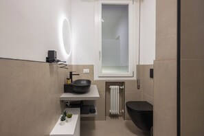 Luksusrom, 1 kingsize-seng, privat bad, byutsikt | Bad | Dusj, hårføner, håndklær og sjampo