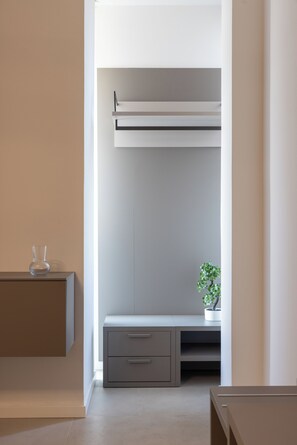 Luxe kamer, 1 kingsize bed, privébadkamer, uitzicht op de stad | Een kluis op de kamer, een bureau, een laptopwerkplek