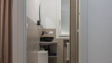 Luxury Room, 1 Katil Raja (King), Private Bathroom, City View | Bilik Mandi | Pancuran mandi, pengering rambut, tuala disediakan, syampu