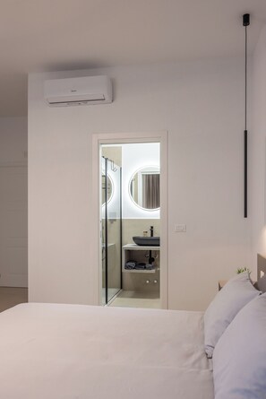 Luxury Room, 1 King Bed, Private Bathroom, City View | In-room safe, desk, laptop workspace, blackout curtains - Luxury Station Suite (Bologna)