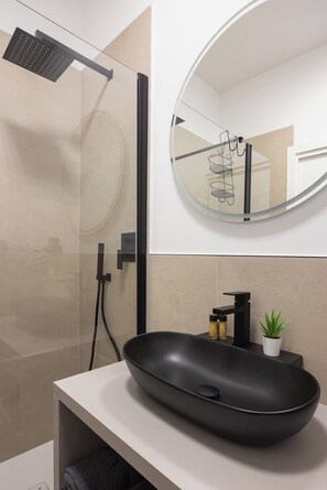 Luxury Room, 1 King Bed, Private Bathroom, City View | Bathroom | Shower, hair dryer, towels, shampoo - Luxury Station Suite (Bologna)