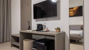 Luxury Room, 1 Katil Raja (King), Private Bathroom, City View | Peti besi dalam bilik, meja, ruang kerja komputer riba