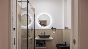 Luxury Room, 1 King Bed, Private Bathroom, City View | Bathroom - Luxury Station Suite (Bologna)