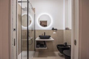 Luxe kamer, 1 kingsize bed, privébadkamer, uitzicht op de stad | Badkamer | Een douche, een haardroger, handdoeken, shampoo