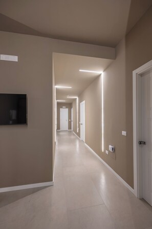 50-inch LED TV with digital channels, Netflix, streaming services - Luxury Station Suite (Bologna)