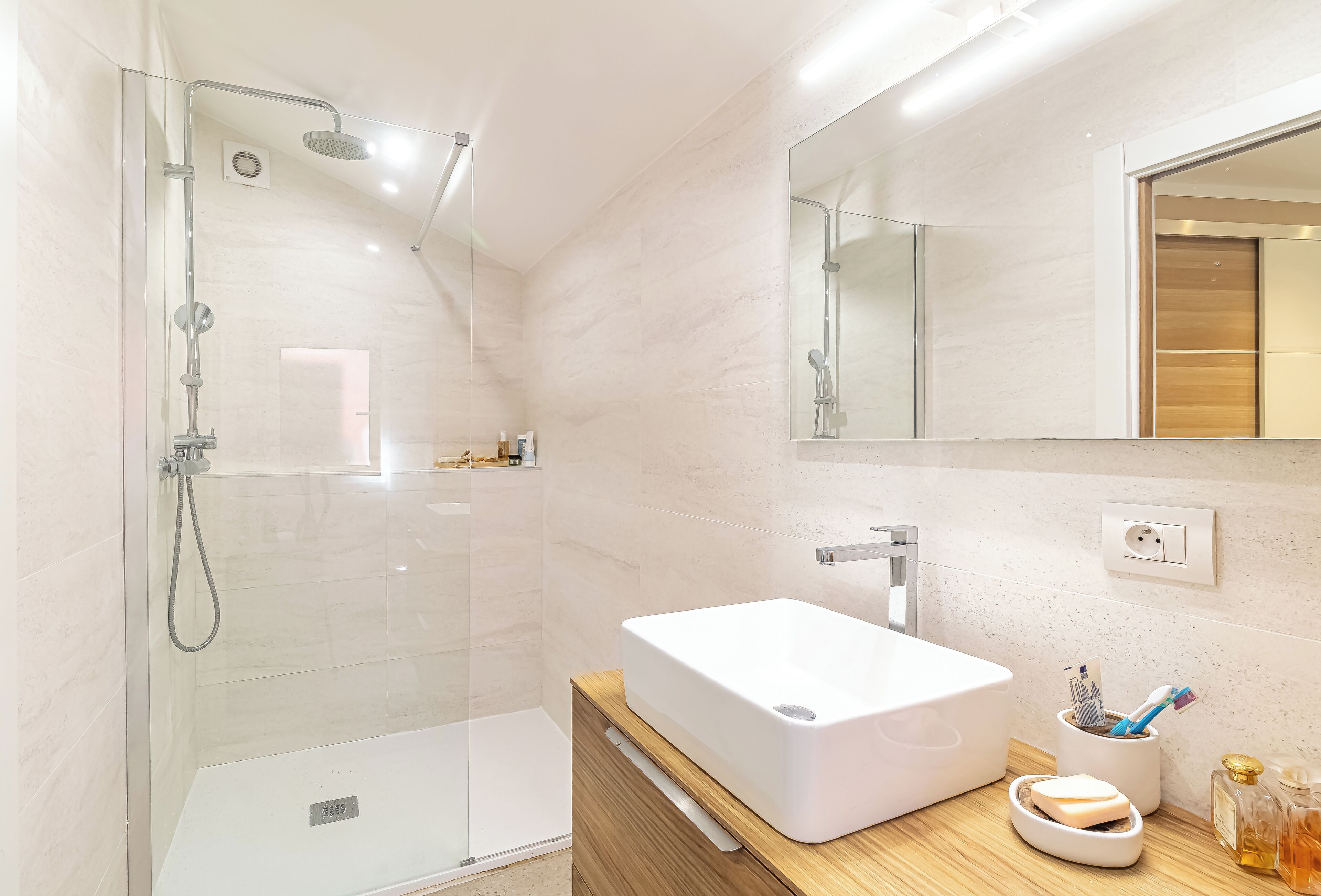 Sèche-cheveux, serviettes fournies, savon, shampoing