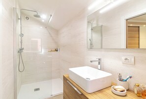 Asciugacapelli, asciugamani, sapone, shampoo