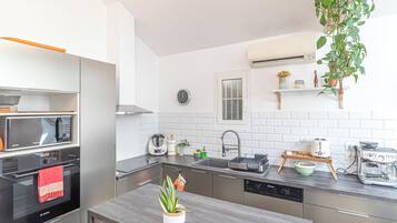 Kühlschrank, Mikrowelle, Ofen, Herdplatte