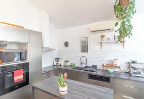 Fridge, microwave, oven, stovetop