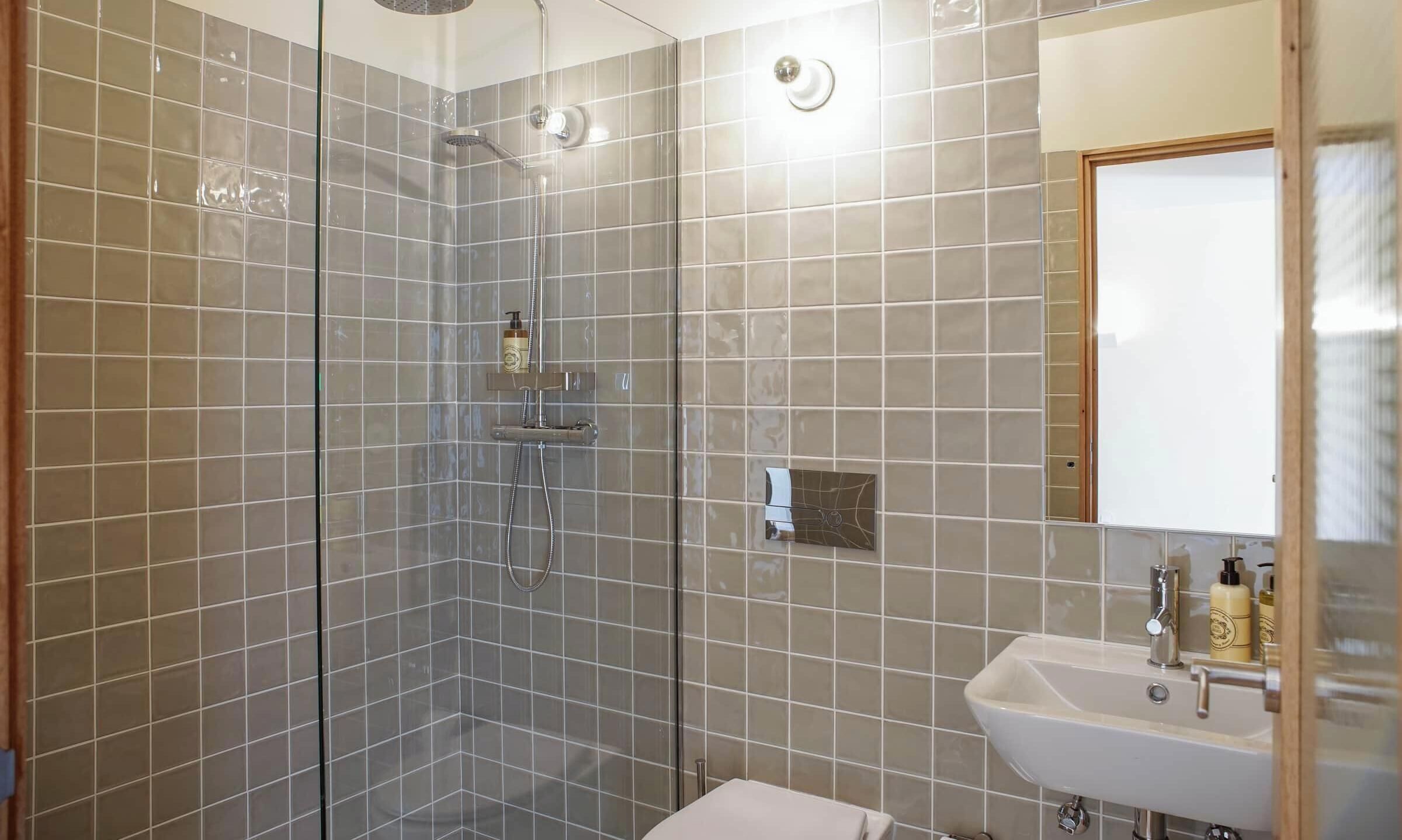 Een douche, een haardroger, handdoeken