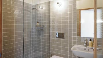 Een douche, een haardroger, handdoeken