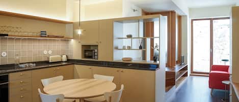 Micro-ondas, fogão, cafeteira/chaleira, torradeira