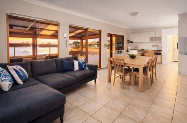 Smart TV - Waterfront Canal Escape with Private Jetty (South Yunderup)