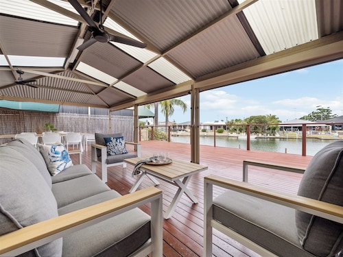 Absolute Canal-Front | Private Jetty | Sleeps 8