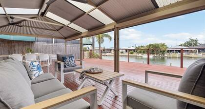 Absolute Canal-Front | Private Jetty | Sleeps 8