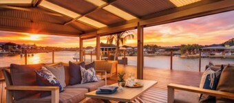 Absolute Canal-Front | Private Jetty | Sleeps 8