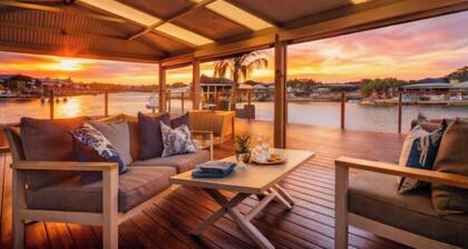 Absolute Canal-Front | Private Jetty | Sleeps 8