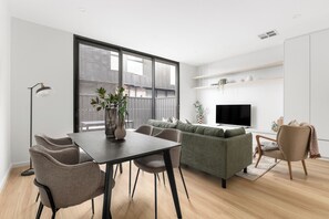 Apartment, 2 Schlafzimmer, Balkon | Wohnbereich | Flachbildfernseher