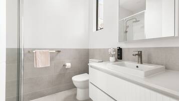 Apartment, 2 Bedrooms, Balcony | Bathroom | Hair dryer, towels, soap, shampoo