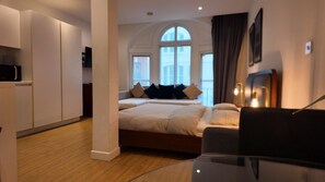 1 dormitorio, tabla de planchar con plancha, wifi y ropa de cama